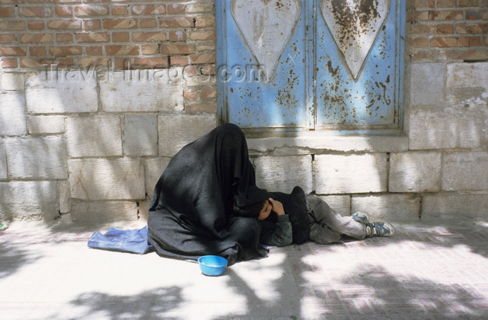 iran150: Iran - Isfahan: beggers - woman with child - photo by W.Allgower - (c) Travel-Images.com - Stock Photography agency - Image Bank