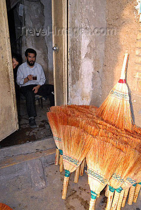 iran158: Iran - Shiraz: selling brooms - photo by M.Torres - (c) Travel-Images.com - Stock Photography agency - Image Bank