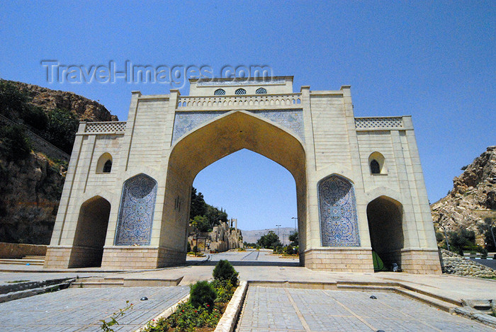 iran159: Iran - Shiraz: Quran Gate - Haft tanan and Rabnni-ye shirazi crossing - photo by M.Torres - (c) Travel-Images.com - Stock Photography agency - Image Bank