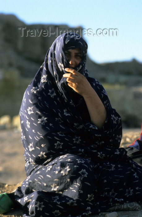 iran182: Iran - Fars province: nomadic woman with chador - photo by W.Allgower - (c) Travel-Images.com - Stock Photography agency - Image Bank