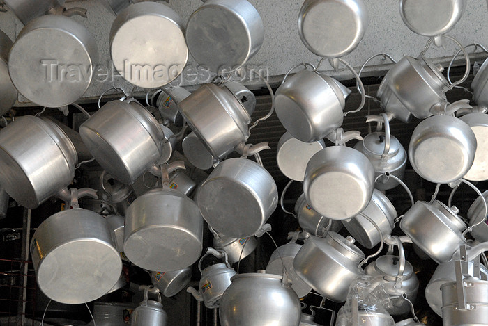 iran195: Iran - Shiraz: aluminium pans in the Vakil bazaar - photo by M.Torres - (c) Travel-Images.com - Stock Photography agency - Image Bank