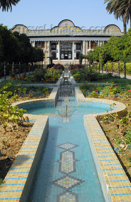 iran202: Iran - Shiraz: house, pond and garden - Qavam House - Narenjestan e Qavam - photo by M.Torres - (c) Travel-Images.com - Stock Photography agency - Image Bank