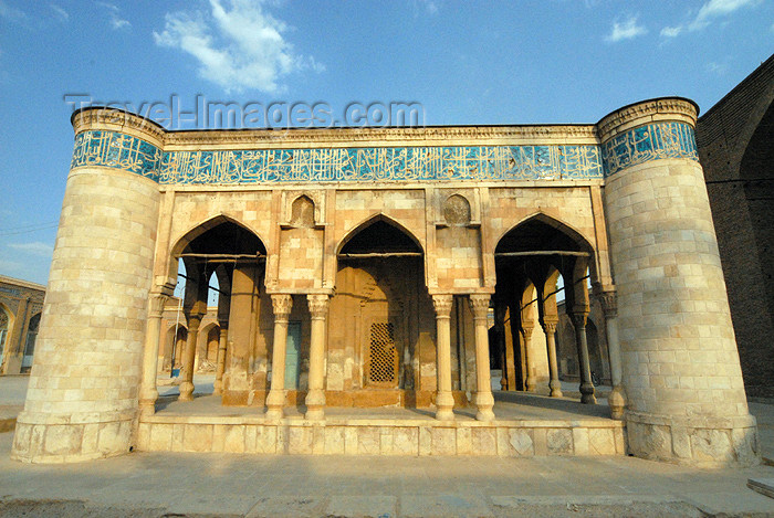 iran236: Iran - Shiraz: the Old Friday Mosque - Masjed-e-Ja'ame'e Atigh - Khodakhune - structure in the center of the court -inspired in the Kaaba in Mecca, used to house precious Korans - photo by M.Torres - (c) Travel-Images.com - Stock Photography agency - Image Bank