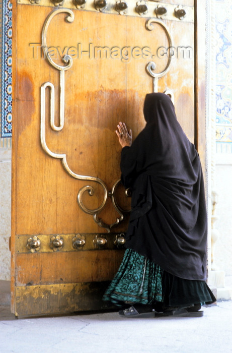 iran242: Iran - Shiraz: Shah-e-Cheragh mausoleum - tomb of Mir Sayyed Ahmad and Mir Muhammad, brothers of the eight Iman, Reza - woman kissing the door - photo by W.Allgower - (c) Travel-Images.com - Stock Photography agency - Image Bank