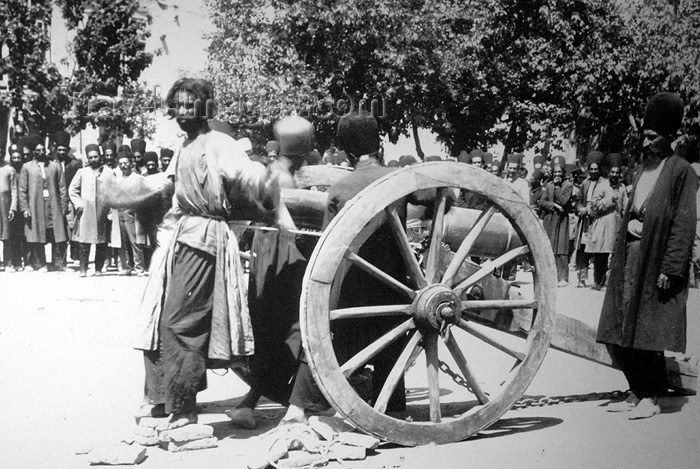 iran255: Iran - Shiraz: execution by cannon - 19th century death penalty - historical photo at Karim Khan Zand citadel - photo by M.Torres - (c) Travel-Images.com - Stock Photography agency - Image Bank