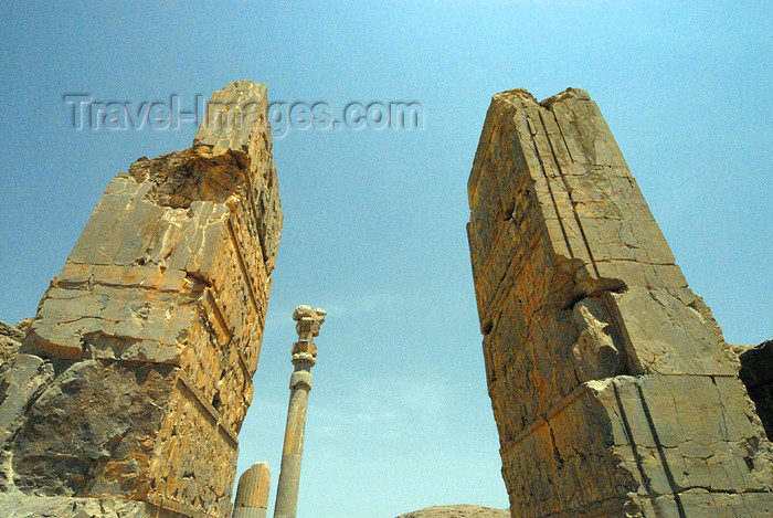 iran291: Iran - Persepolis: Hall of 100 columns - aka Throne Hall - collapsed portico - photo by M.Torres - (c) Travel-Images.com - Stock Photography agency - Image Bank