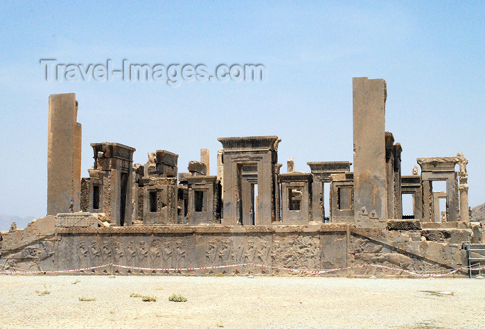 iran34: Iran - Persepolis: Darius' palace - the original main entrance, with a large double staircase leading to the terrace, seen from the south - photo by M.Torres - (c) Travel-Images.com - Stock Photography agency - Image Bank