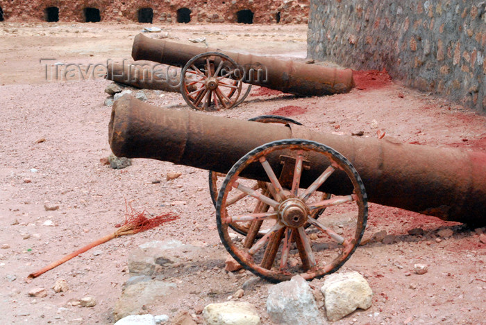 iran344: Iran - Hormuz island: 16th century cannons in the Portuguese castle - photo by M.Torres - (c) Travel-Images.com - Stock Photography agency - Image Bank