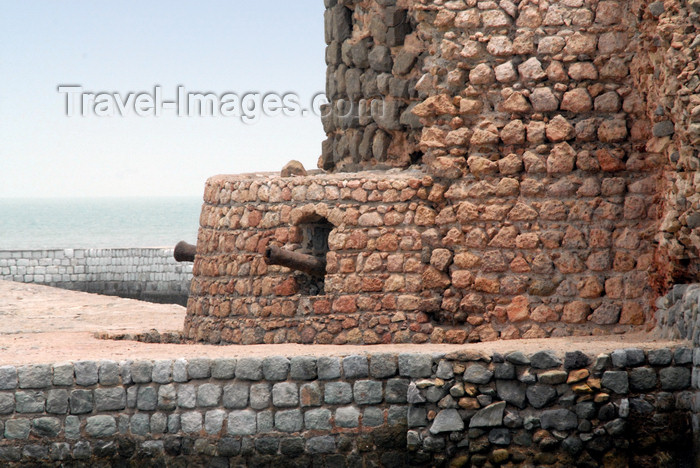 iran352: Iran - Hormuz island: guns aimed at the Ormuz strait - Portuguese castle - photo by M.Torres - (c) Travel-Images.com - Stock Photography agency - Image Bank