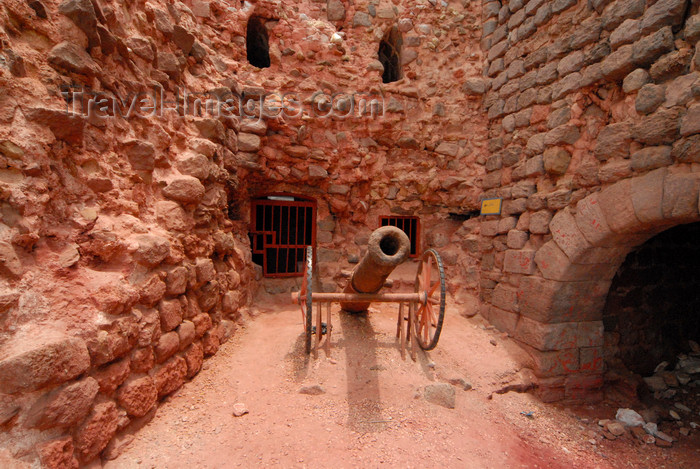 iran355: Iran - Hormuz island: light artillery - Portuguese castle - photo by M.Torres - (c) Travel-Images.com - Stock Photography agency - Image Bank