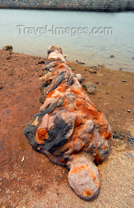 iran357: Iran - Hormuz island: old cannon rusting on the beach - Portuguese castle - photo by M.Torres - (c) Travel-Images.com - Stock Photography agency - Image Bank