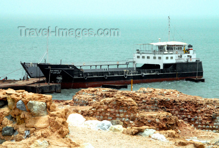 iran365: Iran - Hormuz island: barge - the Iran Hormoz 21 - photo by M.Torres - (c) Travel-Images.com - Stock Photography agency - Image Bank