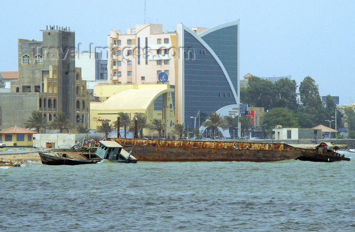 iran374: Iran -  Bandar Abbas / Porto Camerom: sunken ship and waterfront avenue - photo by M.Torres - (c) Travel-Images.com - Stock Photography agency - Image Bank