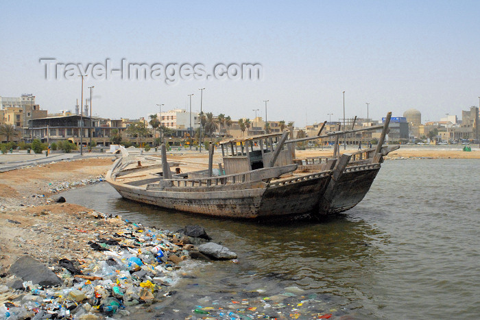 iran376: Iran -  Bandar Abbas: rubbish and a dead dhow - waterfront avenue - photo by M.Torres - (c) Travel-Images.com - Stock Photography agency - Image Bank