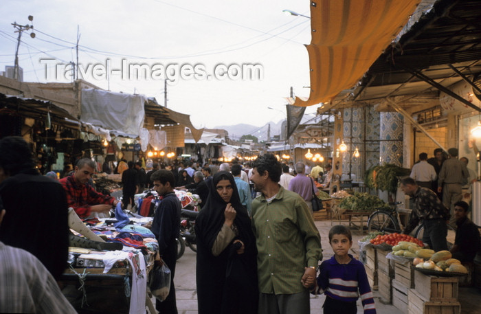 iran399: Iran - Kashan, Isfahan province: family in the bazaar - photo by W.Allgower - (c) Travel-Images.com - Stock Photography agency - Image Bank