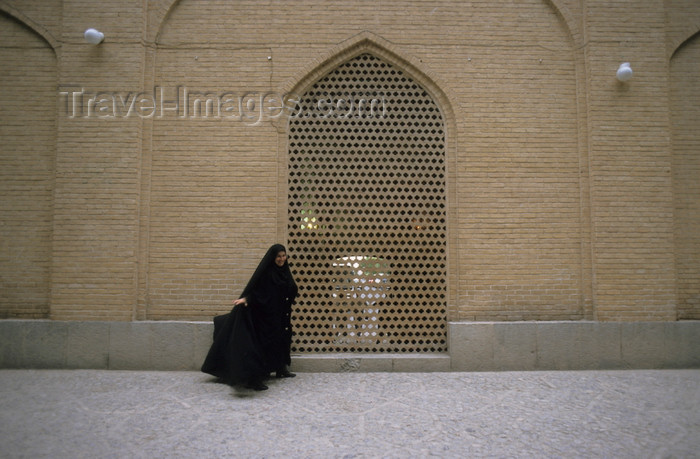 iran400: Iran - Kashan, Isfahan province: woman with chador  - photo by W.Allgower - (c) Travel-Images.com - Stock Photography agency - Image Bank