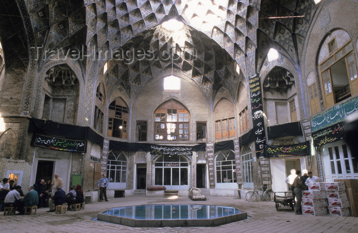 iran404: Iran - Kashan, Isfahan province: fountain - Teemcheh-e-Amin o Dowleh - bazaar - photo by W.Allgower - (c) Travel-Images.com - Stock Photography agency - Image Bank