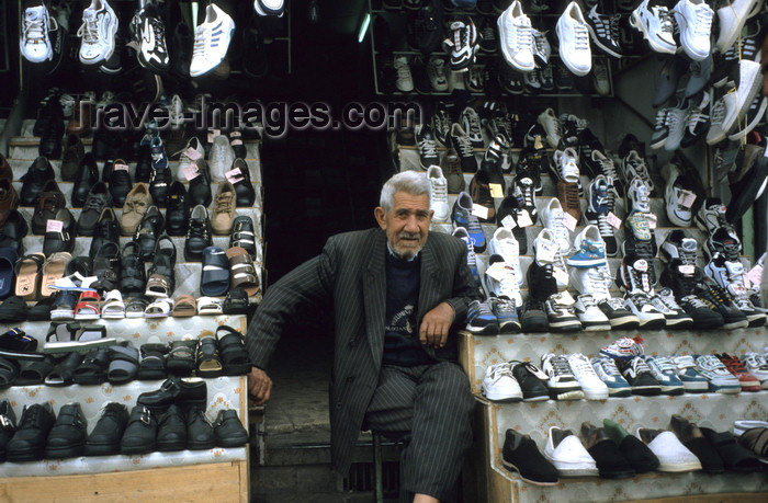 iran412: Iran - Kerman: shoe seller - black flag of the Shia - photo by W.Allgower - (c) Travel-Images.com - Stock Photography agency - Image Bank