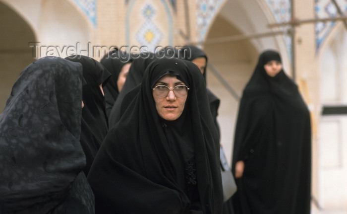 iran421: Iran: women wearing black chadors - photo by W.Allgower - (c) Travel-Images.com - Stock Photography agency - Image Bank