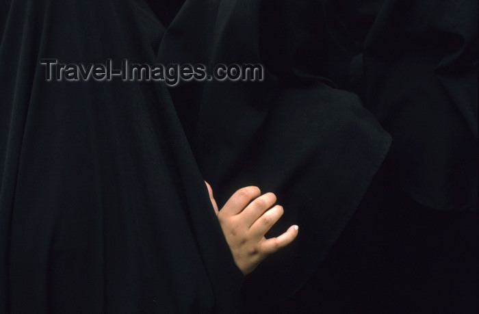 iran423: Iran: women - hand and black chadors - photo by W.Allgower - (c) Travel-Images.com - Stock Photography agency - Image Bank