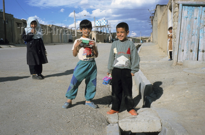 iran432: Iran - Takab / Tikab: Kurdish children on the street - photo by W.Allgower - (c) Travel-Images.com - Stock Photography agency - Image Bank