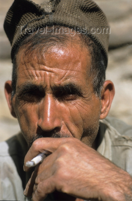 iran434: Iran: man smoking - photo by W.Allgower - (c) Travel-Images.com - Stock Photography agency - Image Bank