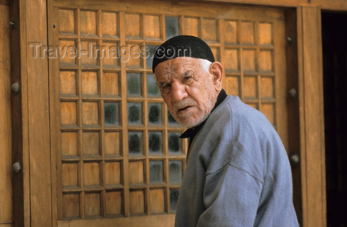 iran455: Iran: man entering a mosque - photo by W.Allgower - (c) Travel-Images.com - Stock Photography agency - Image Bank