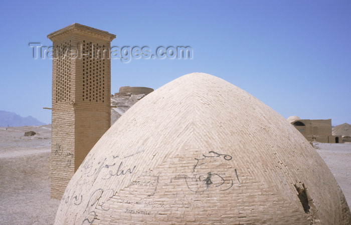 iran46: Iran - Yazd: cistern and windcatcher, windtower or "Badgir" - traditional Persian architectural device used to create natural ventilation - photo by W.Allgower - (c) Travel-Images.com - Stock Photography agency - Image Bank