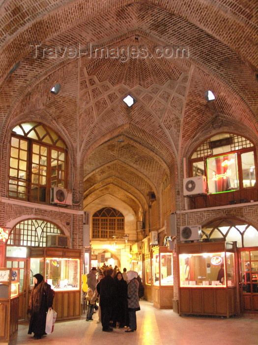 iran485: Tabriz - East Azerbaijan, Iran: 15th-century covered grand bazaar - vaulted hall - Tabriz bazaar - photo by N.Mahmudova - (c) Travel-Images.com - Stock Photography agency - Image Bank