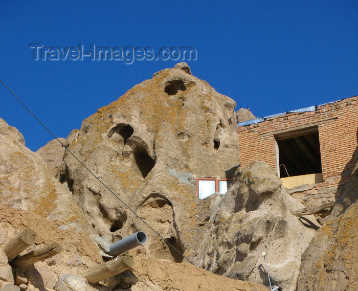 iran509: Kandovan, Osku - East Azerbaijan, Iran: the word 'Kandovan' is the plural for 'kando', meaning beehive, refering to the beehive like houses carved inside mountains - photo by N.Mahmudova - (c) Travel-Images.com - Stock Photography agency - Image Bank