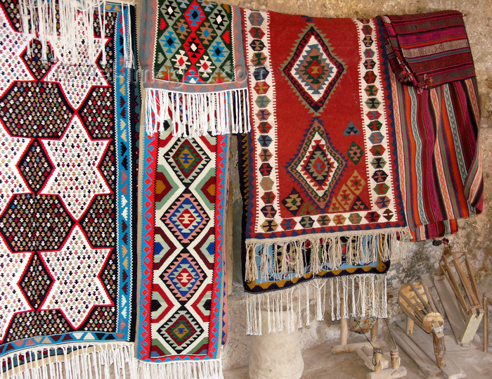 iran510: Kandovan, Osku - East Azerbaijan, Iran: carpets  - photo by N.Mahmudova - (c) Travel-Images.com - Stock Photography agency - Image Bank