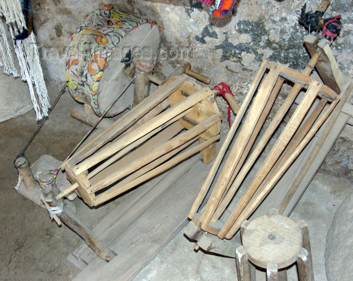 iran511: Kandovan, Osku - East Azerbaijan, Iran: old spinning wheels - photo by N.Mahmudova - (c) Travel-Images.com - Stock Photography agency - Image Bank