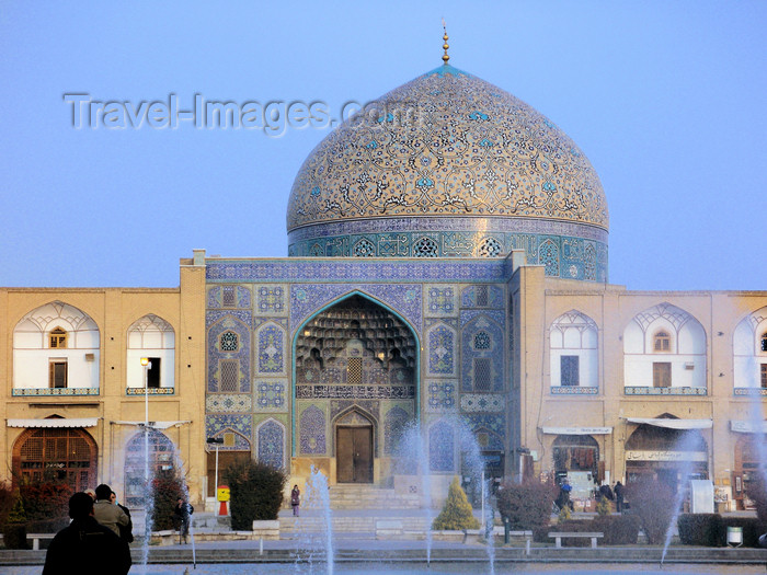 iran527: Isfahan / Esfahan, Iran: Sheikh Lotf Allah Mosque aka Sadr mosque - Safavid architecture, built in 1615 under Shah Abbas I - architect Muhammad Reza ibn Ustad Hosein Banna Isfahani - eastern side of Naghsh-i Jahan Square / Meidan Shah - Masjed-e Sheikh Lotf-o-llah / Masjid-i Sadr - photo by N.Mahmudova - (c) Travel-Images.com - Stock Photography agency - Image Bank