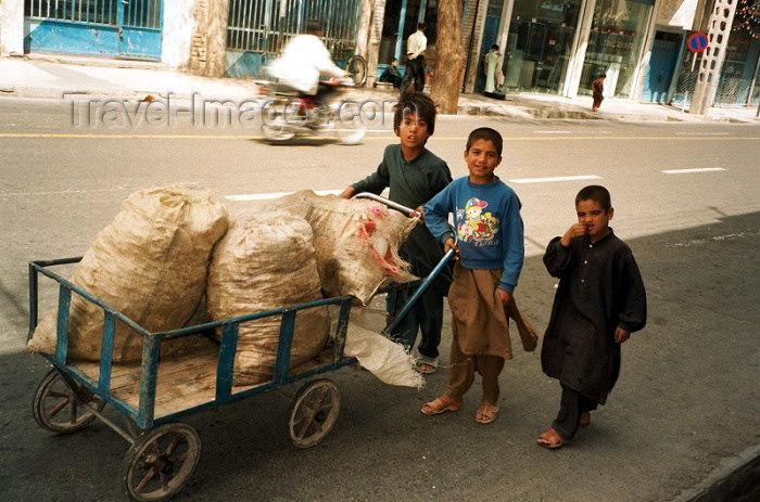 iran53: Iran - Zahedan (Baluchistan / Sistan va Baluchestan): Kids with a push-cart - photo by J.Kaman - (c) Travel-Images.com - Stock Photography agency - Image Bank