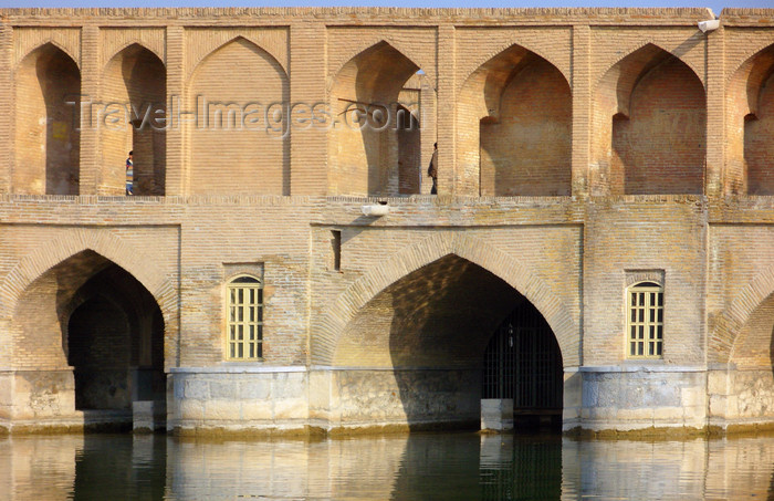 iran536: Isfahan / Esfahan, Iran: arches of Si-o-Seh Pol bridge over the Zayandeh Rud river - photo by N.Mahmudova - (c) Travel-Images.com - Stock Photography agency - Image Bank