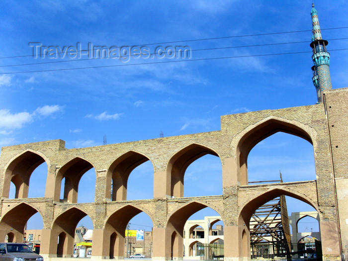 iran543: Yazd, Iran: double decker arcade flanking the Takyeh Amir Chakhmagh complex, incorporating a mosque, a public bath, a caravansary, a mausoleum, water reservoirs and an imposing entrance to one of the bazaars - Dehkok quarter - photo by N.Mahmudova - (c) Travel-Images.com - Stock Photography agency - Image Bank