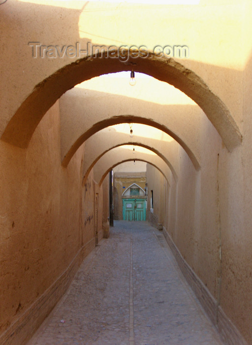 iran561: Yazd, Iran: alley with arches - streets of old Yazd - photo by N.Mahmudova - (c) Travel-Images.com - Stock Photography agency - Image Bank