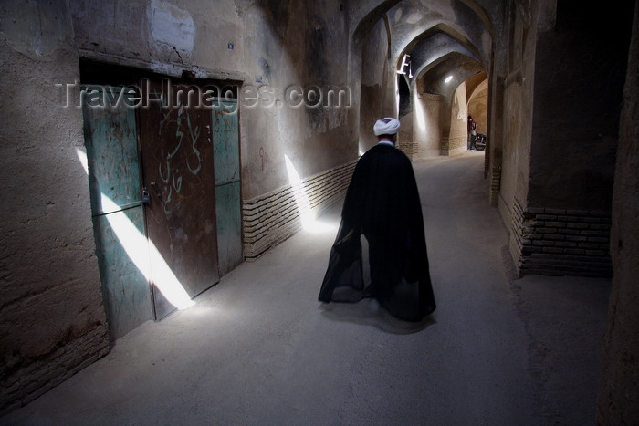 iran569: Yazd, Iran: Mullah walking along a covered street in the historical area - photo by G.Koelman - (c) Travel-Images.com - Stock Photography agency - Image Bank