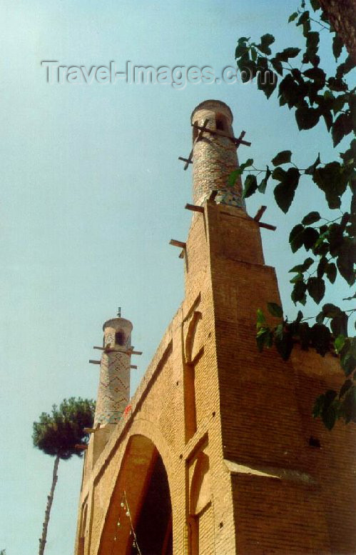 iran6: Iran - Isfahan: both of the shaking minarets - manar jomban - Safavid period - mausoleum of Amu Abdollah - photo by Malgorzata Marciniak - (c) Travel-Images.com - Stock Photography agency - Image Bank