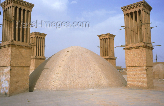 iran60: Iran - Yazd: cistern (ab anbar) and four windtowers - photo by W.Allgower - (c) Travel-Images.com - Stock Photography agency - Image Bank