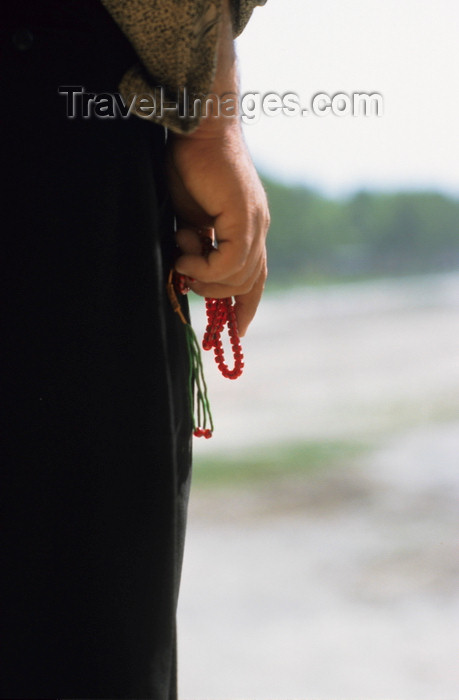 iran8: Iran - Isfahan: Islamic rosary - prayer beads - Misbaha, containin 99 beads, for the 99 Names of Allah - photo by W.Allgower - (c) Travel-Images.com - Stock Photography agency - Image Bank