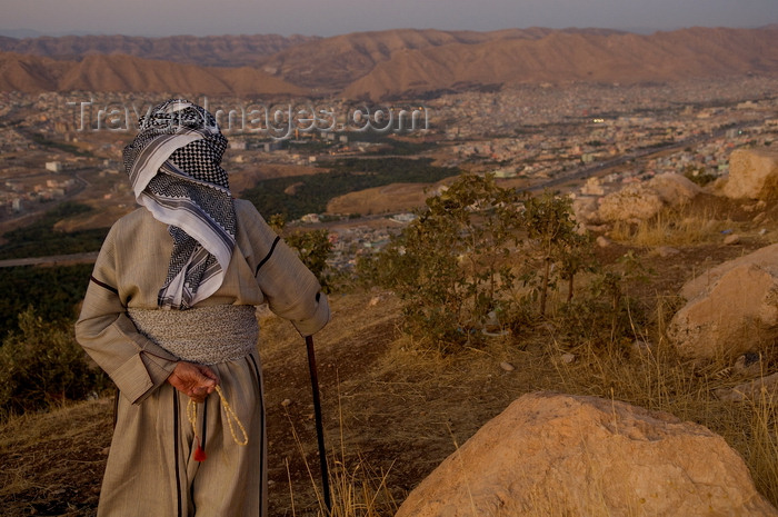 iraq103: Duhok / Dohuk / Dehok / Dahok, Kurdistan, Iraq: Kurdish man in traditional attire in the cliffs above the city - kaffiyeh scarf - Tasbih prayer beads - photo by J.Wreford - (c) Travel-Images.com - Stock Photography agency - Image Bank