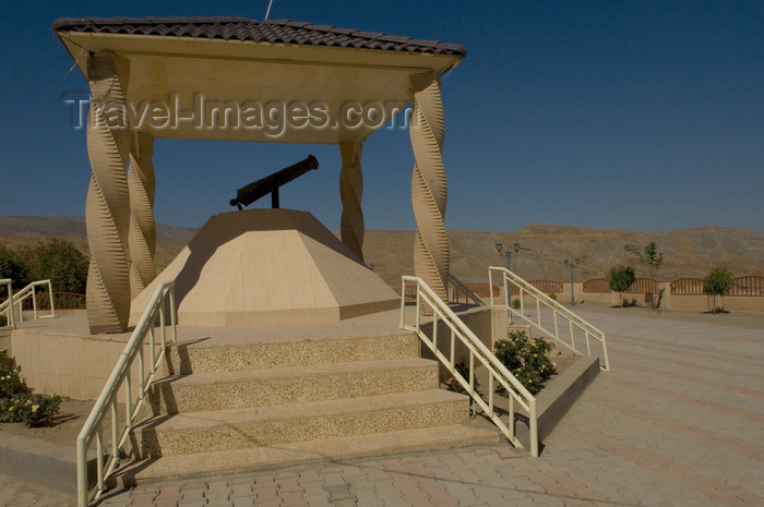 iraq78: Rawanduz / Rwandiz, Erbil Governorate, Kurdistan, Iraq: the 19th century 'Wasta Rajab' canon, one of many made by a local man trained in France - photo by J.Wreford - (c) Travel-Images.com - Stock Photography agency - Image Bank