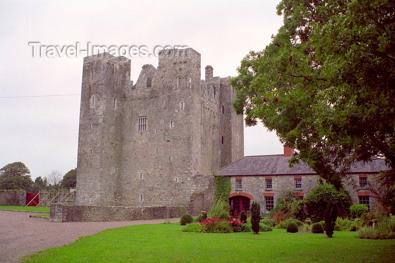 ireland102: Ireland - Carrigtwohill (Cork county): Barryscourt Castle - Youghal road (photo by M.Bergsma) - (c) Travel-Images.com - Stock Photography agency - Image Bank