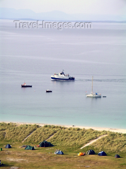 ireland62: Ireland - Inisheer / Inis Oírr / the eastern island - Aran islands (Galway / Gaillimh county): ferry arriving (photo by R.Wallace) - (c) Travel-Images.com - Stock Photography agency - Image Bank