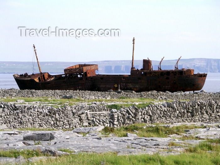 ireland64: Ireland - Inisheer - Aran islands (Galway / Gaillimh county): shipwreck (photo by R.Wallace) - (c) Travel-Images.com - Stock Photography agency - Image Bank