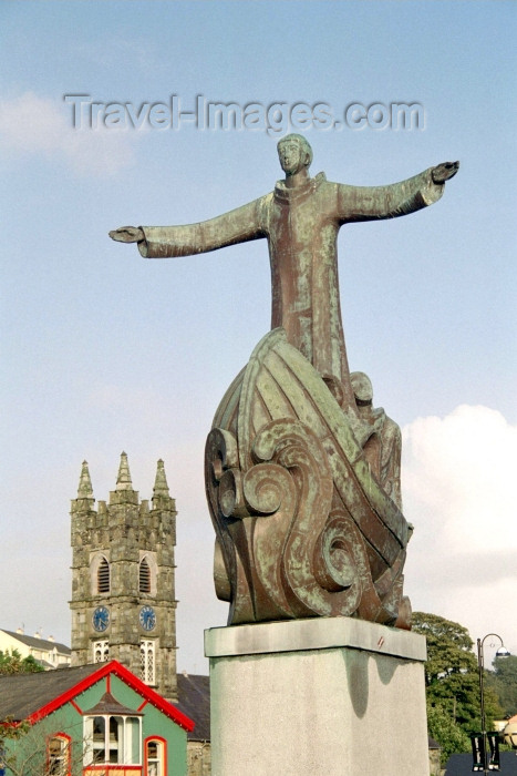 ireland76: Ireland - Bantry (co Cork): statue of St Brendan in his boat and central square (photo by M.Bergsma) - (c) Travel-Images.com - Stock Photography agency - Image Bank