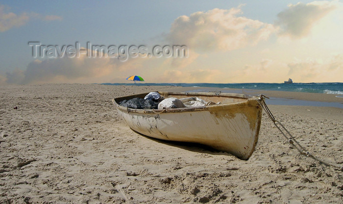 israel169: Israel - Kibbutz Sdot Yam: boat and horizon - photo by Efi Keren - (c) Travel-Images.com - Stock Photography agency - Image Bank