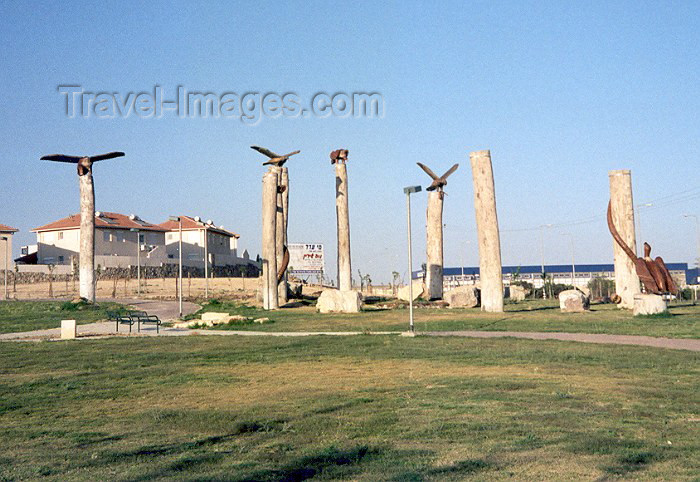 israel19: Israel - Arad, South District: Eagles, Vultures and columns - photo by M.Torres - (c) Travel-Images.com - Stock Photography agency - Image Bank