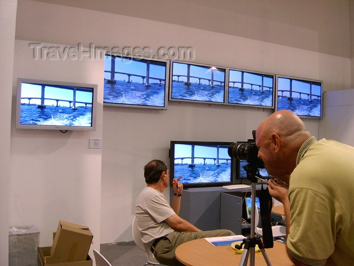 israel284: Israel - Tel Aviv: photographer at work at an exhibition - photo by Efi Keren - (c) Travel-Images.com - Stock Photography agency - Image Bank